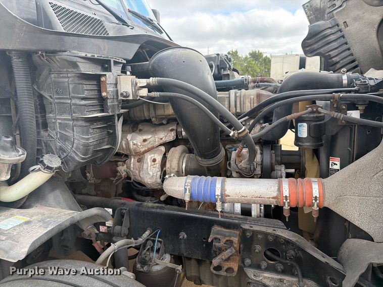 image for item EI7706 2016 Freightliner Cascadia semi truck