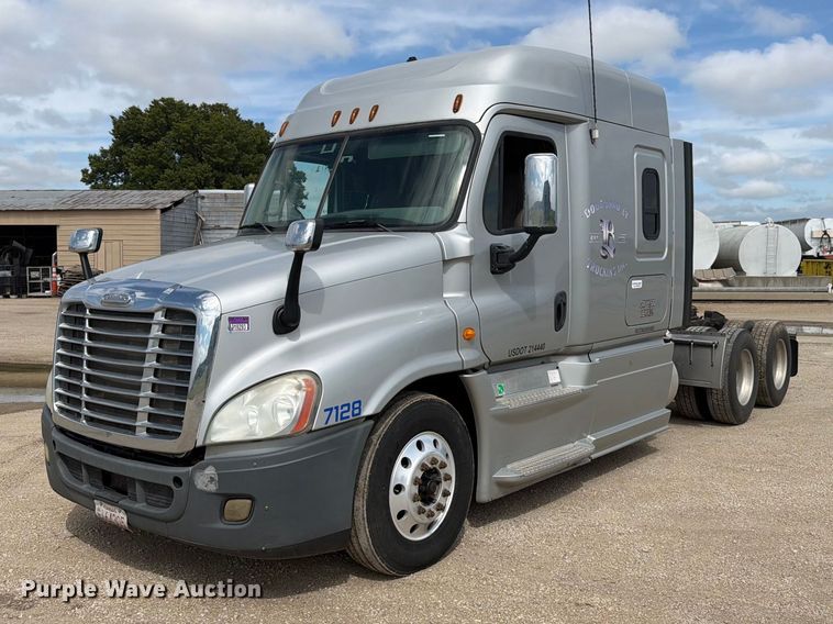 2013 Freightliner Cascadia semi truck