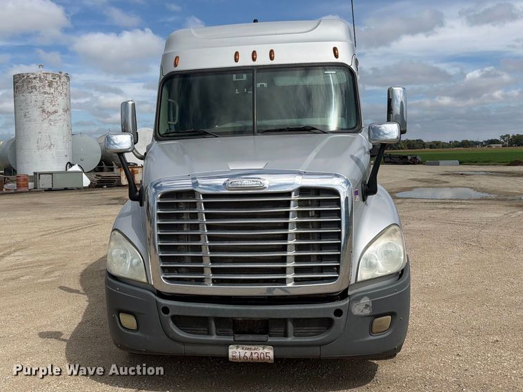 image for item EI7707 2013 Freightliner Cascadia semi truck