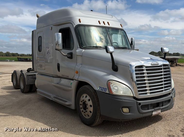 image for item EI7707 2013 Freightliner Cascadia semi truck