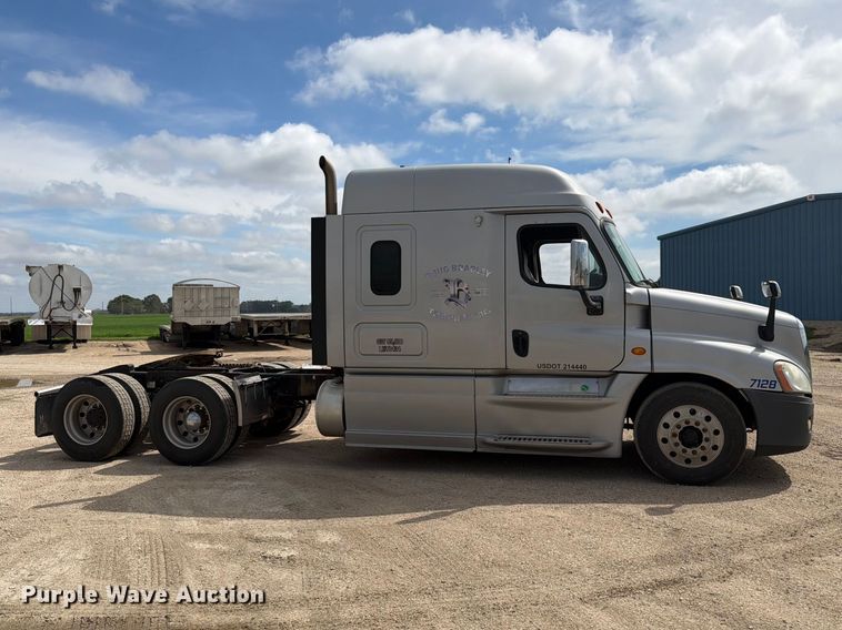 image for item EI7707 2013 Freightliner Cascadia semi truck