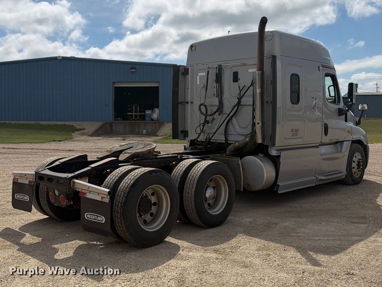 image for item EI7707 2013 Freightliner Cascadia semi truck