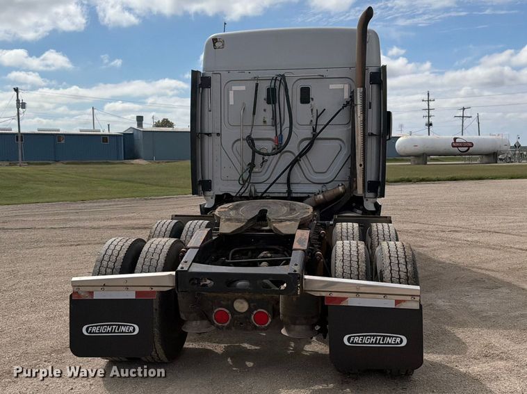 image for item EI7707 2013 Freightliner Cascadia semi truck