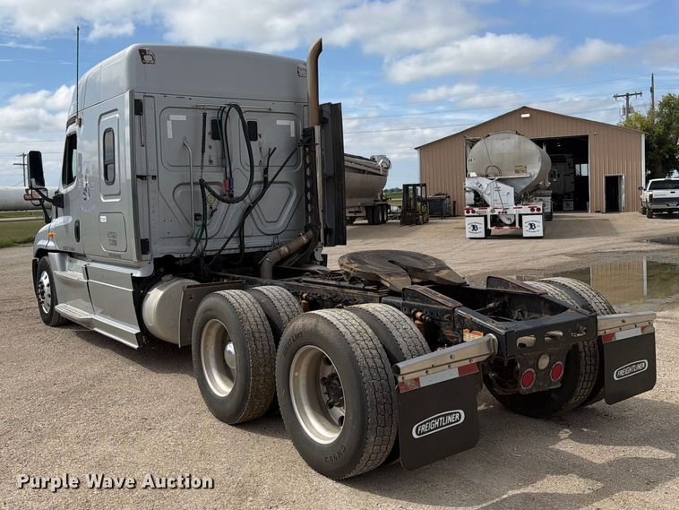 image for item EI7707 2013 Freightliner Cascadia semi truck