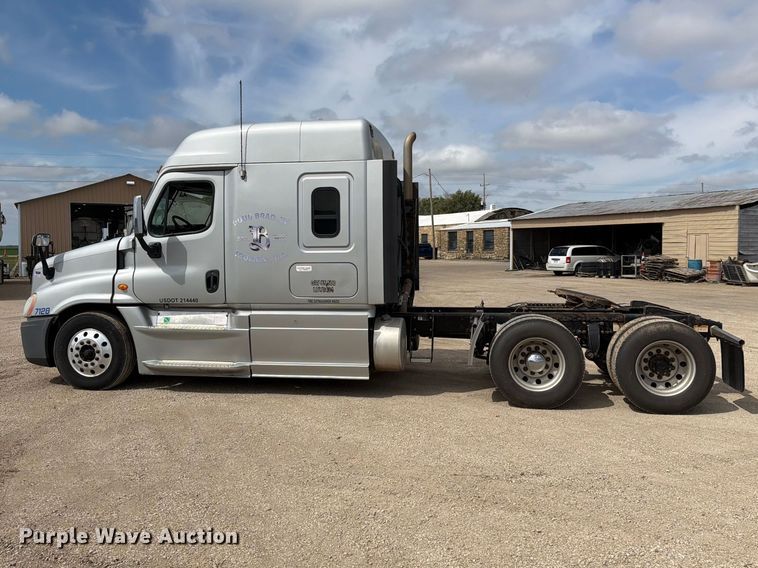 image for item EI7707 2013 Freightliner Cascadia semi truck
