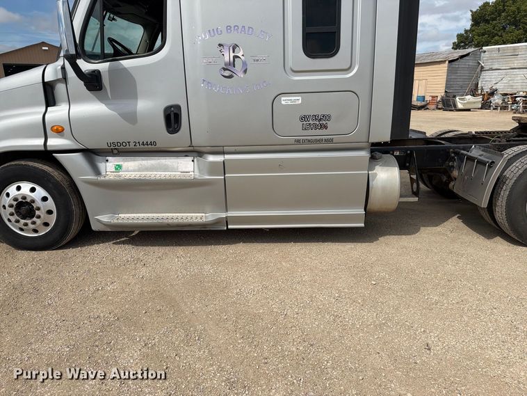 image for item EI7707 2013 Freightliner Cascadia semi truck