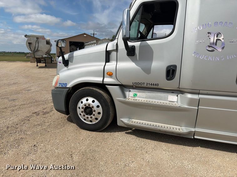 image for item EI7707 2013 Freightliner Cascadia semi truck