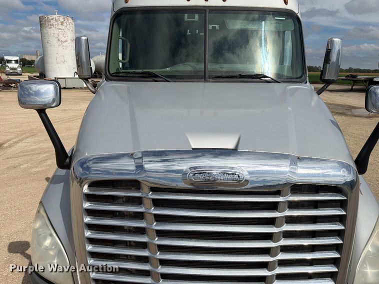 image for item EI7707 2013 Freightliner Cascadia semi truck
