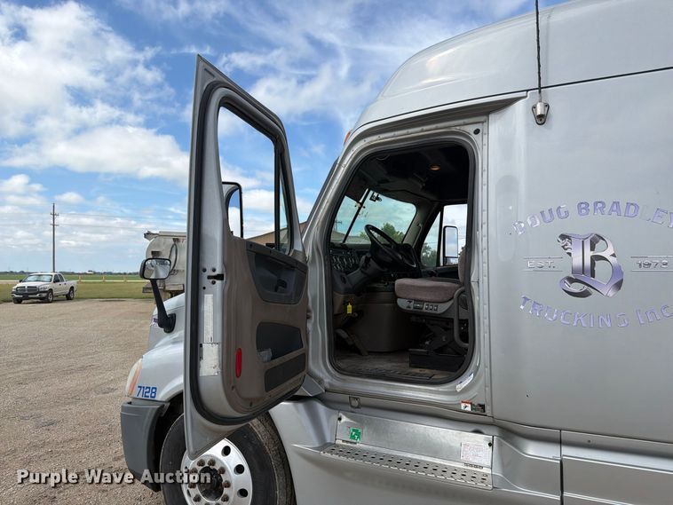 image for item EI7707 2013 Freightliner Cascadia semi truck