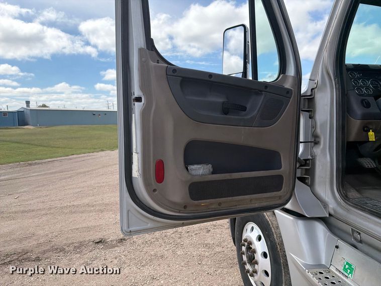 image for item EI7707 2013 Freightliner Cascadia semi truck