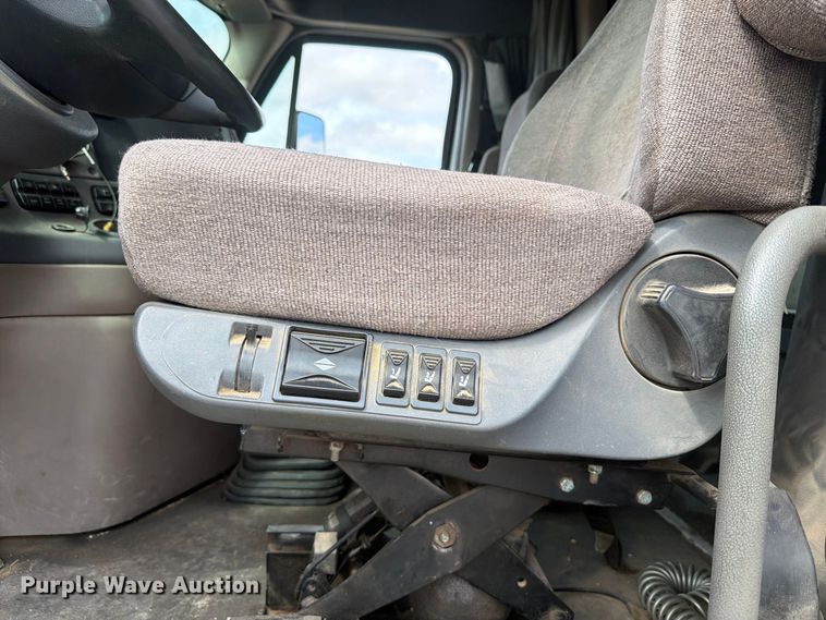 image for item EI7707 2013 Freightliner Cascadia semi truck