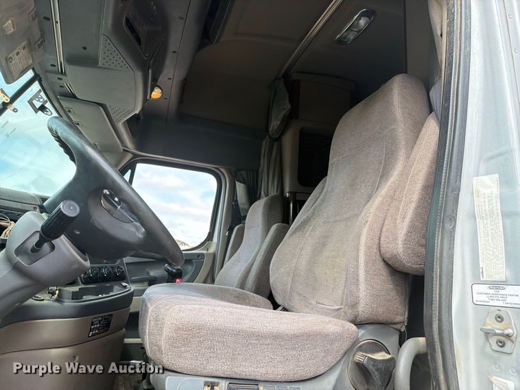 image for item EI7707 2013 Freightliner Cascadia semi truck