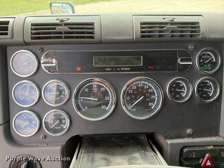 image for item EI7707 2013 Freightliner Cascadia semi truck