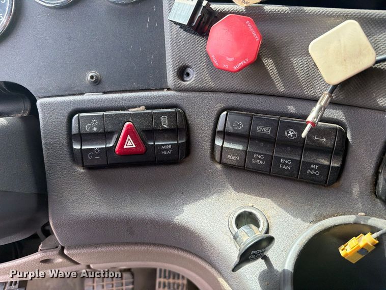 image for item EI7707 2013 Freightliner Cascadia semi truck