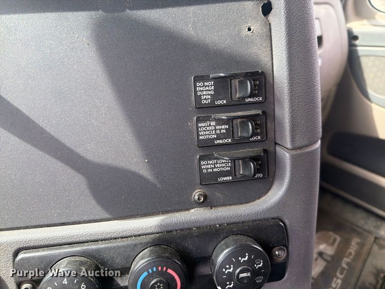 image for item EI7707 2013 Freightliner Cascadia semi truck