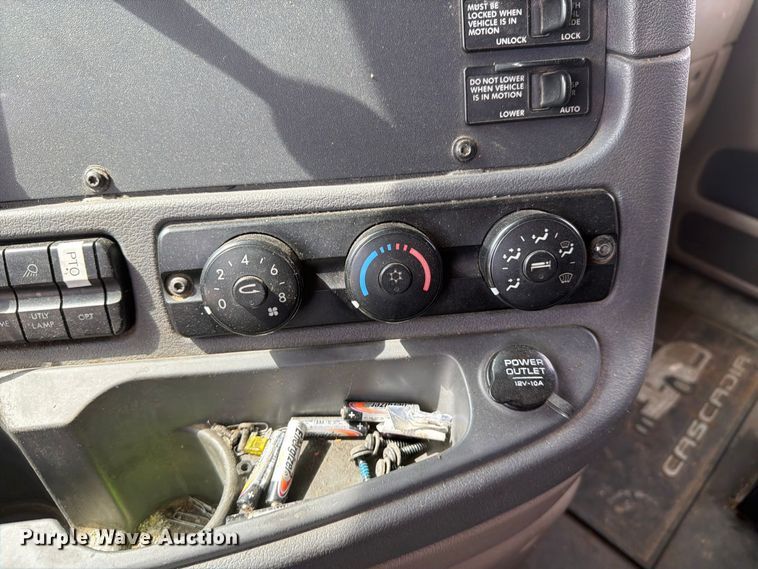 image for item EI7707 2013 Freightliner Cascadia semi truck