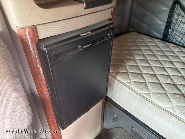 image for item EI7707 2013 Freightliner Cascadia semi truck