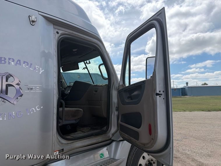 image for item EI7707 2013 Freightliner Cascadia semi truck