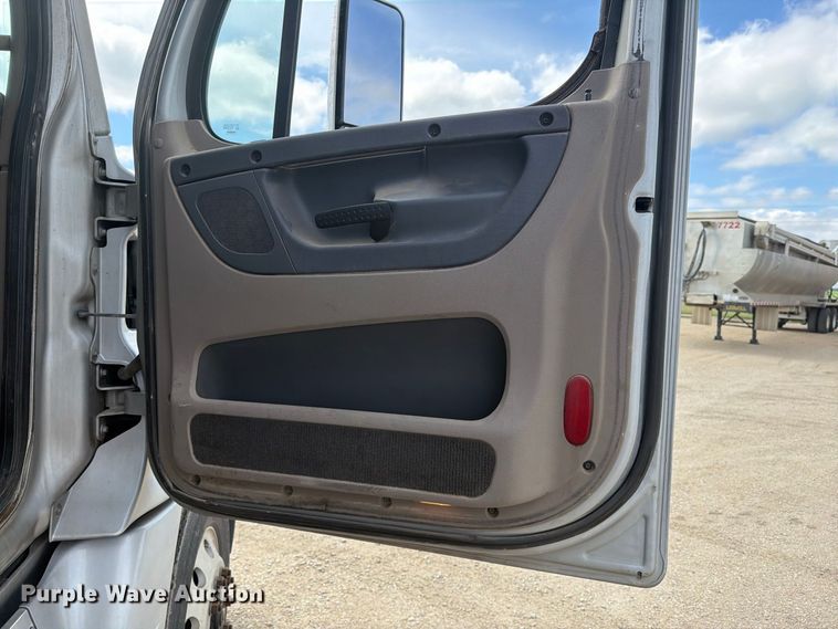image for item EI7707 2013 Freightliner Cascadia semi truck