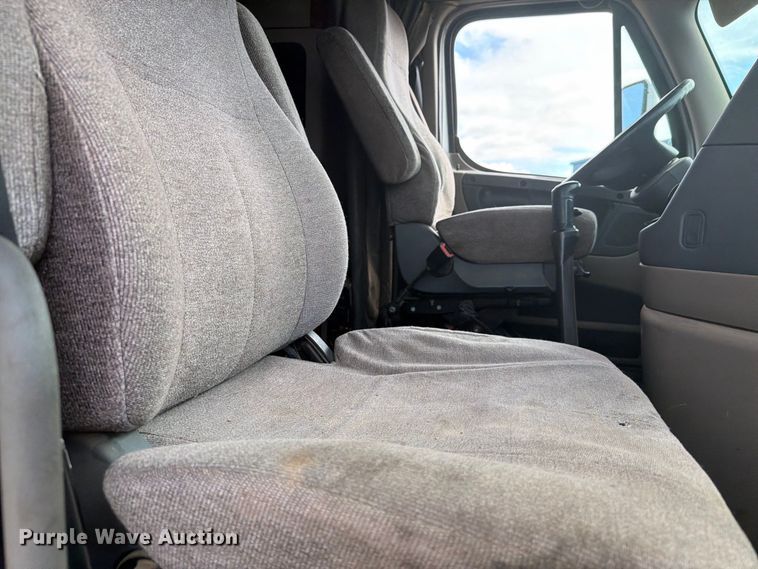 image for item EI7707 2013 Freightliner Cascadia semi truck