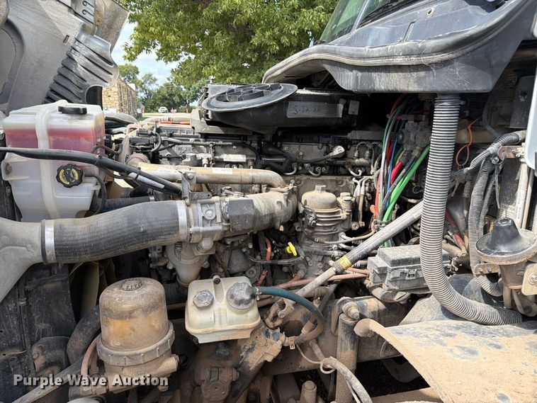 image for item EI7707 2013 Freightliner Cascadia semi truck