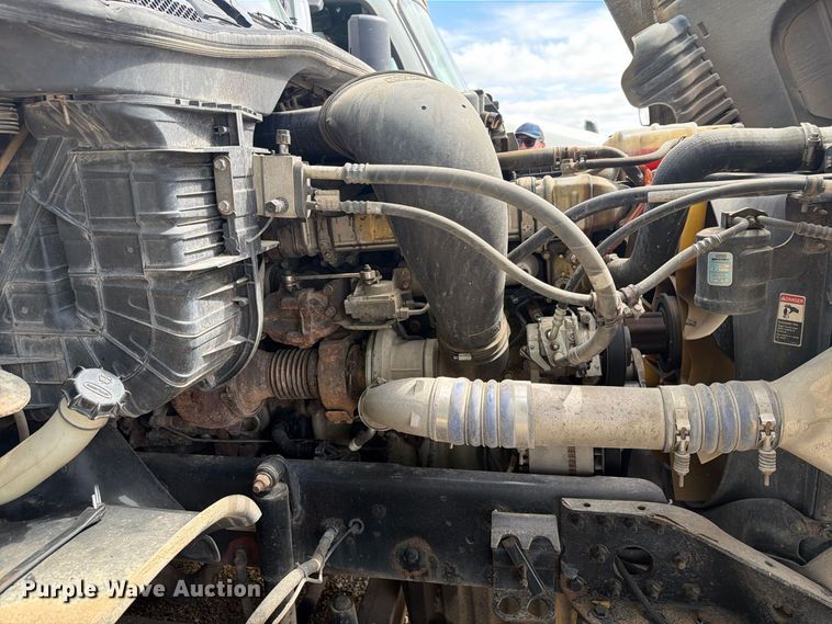 image for item EI7707 2013 Freightliner Cascadia semi truck