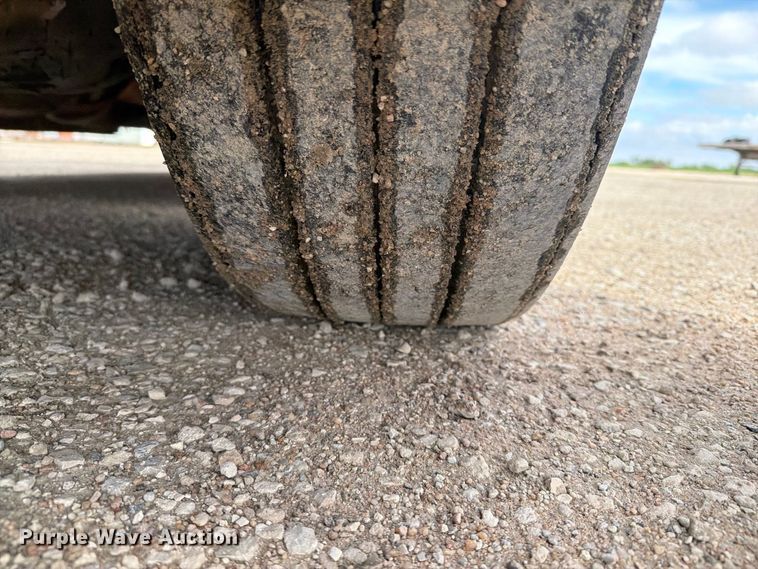 image for item EI7707 2013 Freightliner Cascadia semi truck