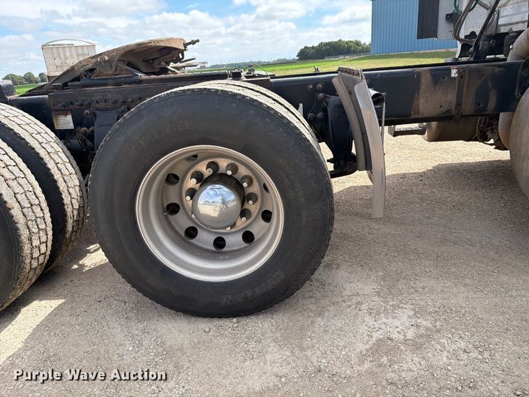 image for item EI7707 2013 Freightliner Cascadia semi truck