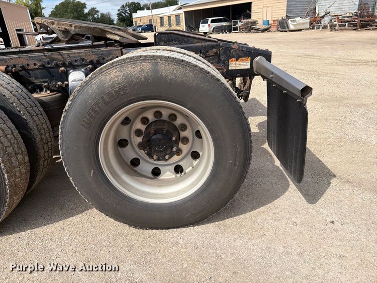 image for item EI7707 2013 Freightliner Cascadia semi truck
