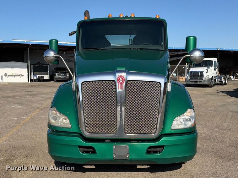image for item EL2649 2015 Kenworth T680 semi truck