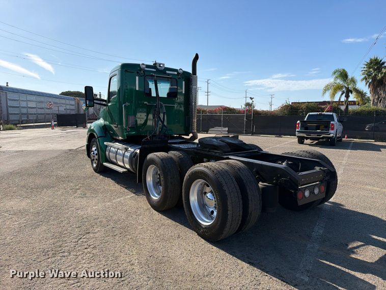 image for item EL2649 2015 Kenworth T680 semi truck