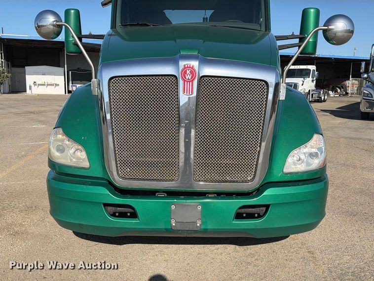 image for item EL2649 2015 Kenworth T680 semi truck