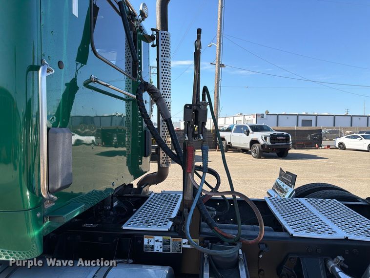 image for item EL2649 2015 Kenworth T680 semi truck