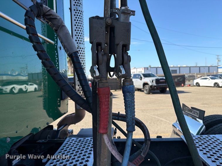 image for item EL2649 2015 Kenworth T680 semi truck