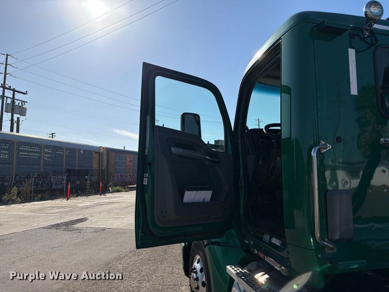image for item EL2649 2015 Kenworth T680 semi truck