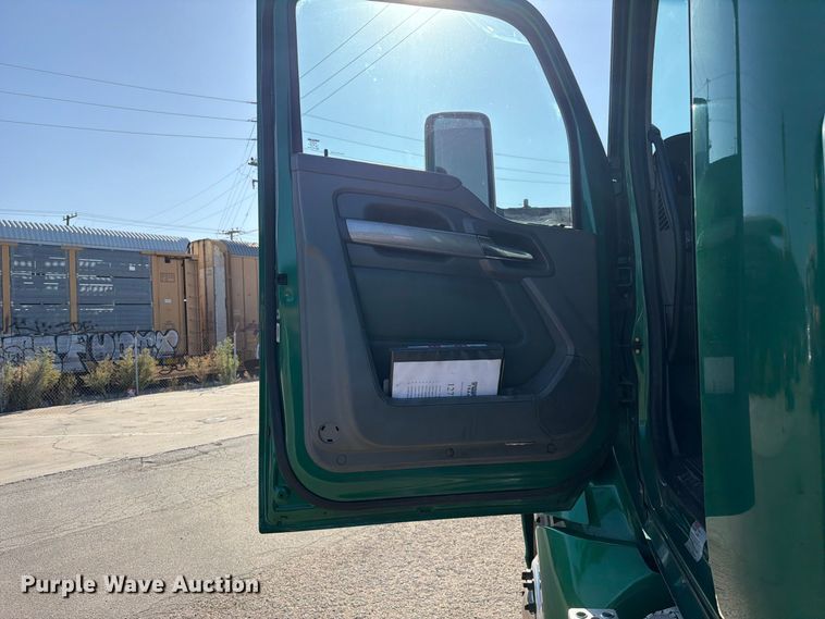 image for item EL2649 2015 Kenworth T680 semi truck