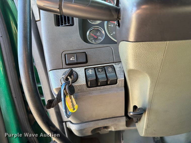 image for item EL2649 2015 Kenworth T680 semi truck