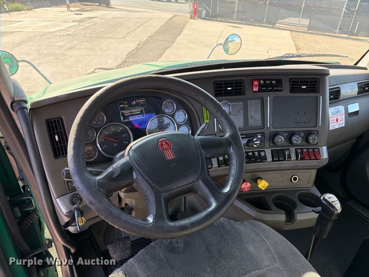 image for item EL2649 2015 Kenworth T680 semi truck