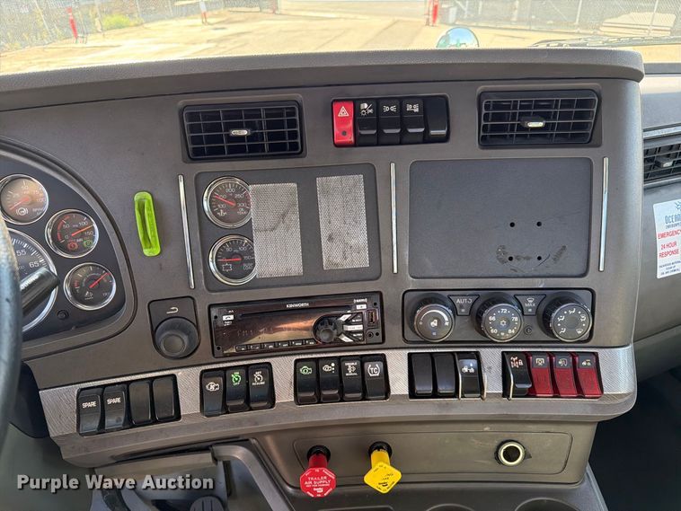 image for item EL2649 2015 Kenworth T680 semi truck