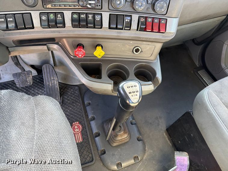 image for item EL2649 2015 Kenworth T680 semi truck