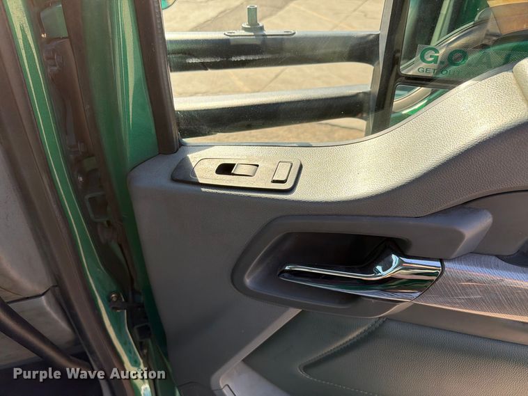 image for item EL2649 2015 Kenworth T680 semi truck