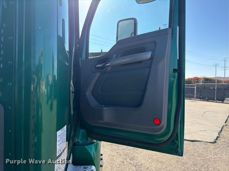 image for item EL2649 2015 Kenworth T680 semi truck