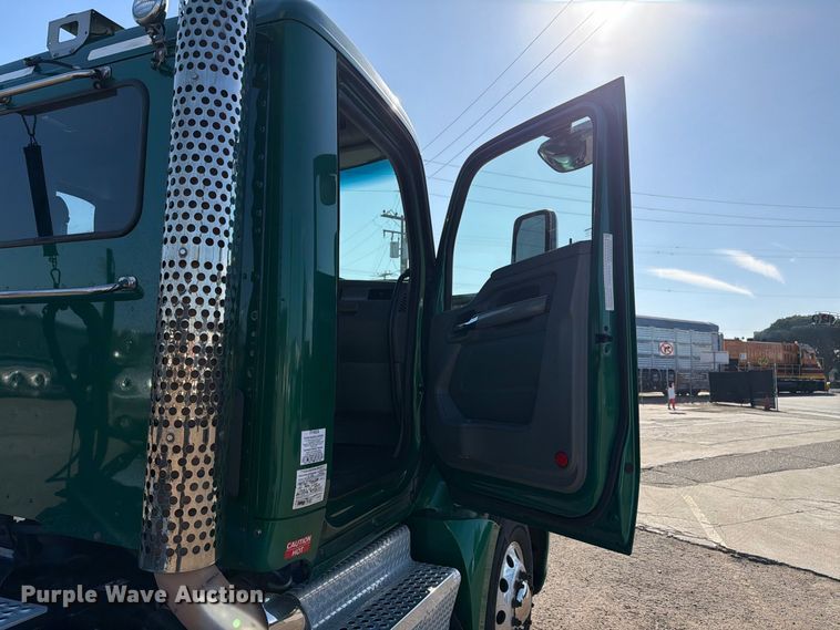 image for item EL2649 2015 Kenworth T680 semi truck