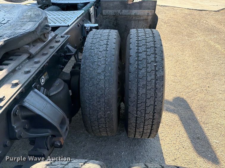 image for item EL2649 2015 Kenworth T680 semi truck