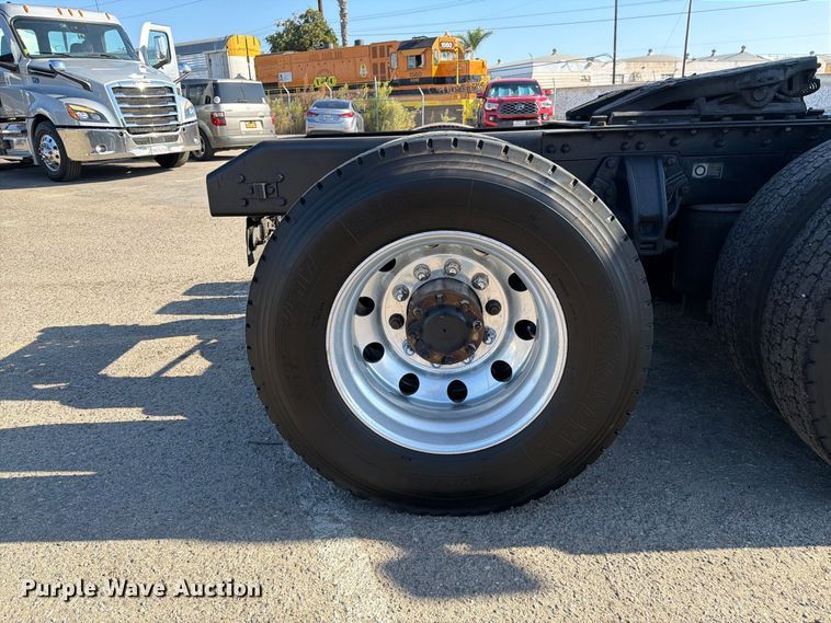 image for item EL2649 2015 Kenworth T680 semi truck