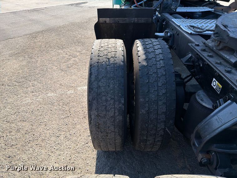 image for item EL2649 2015 Kenworth T680 semi truck