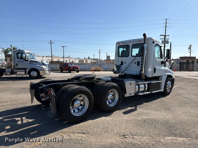 image for item EL2650 2017 Freightliner Cascadia semi truck