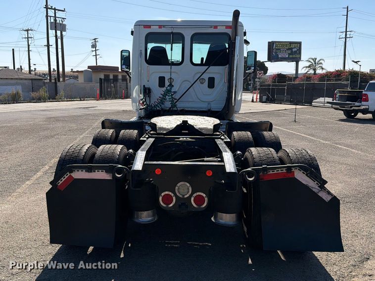 image for item EL2650 2017 Freightliner Cascadia semi truck