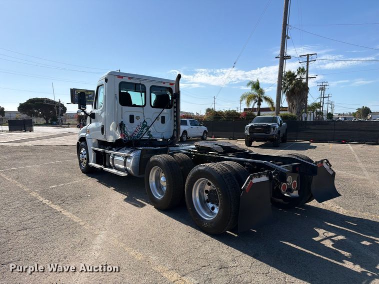 image for item EL2650 2017 Freightliner Cascadia semi truck