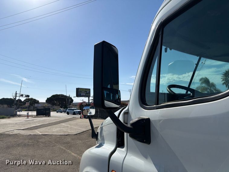 image for item EL2650 2017 Freightliner Cascadia semi truck